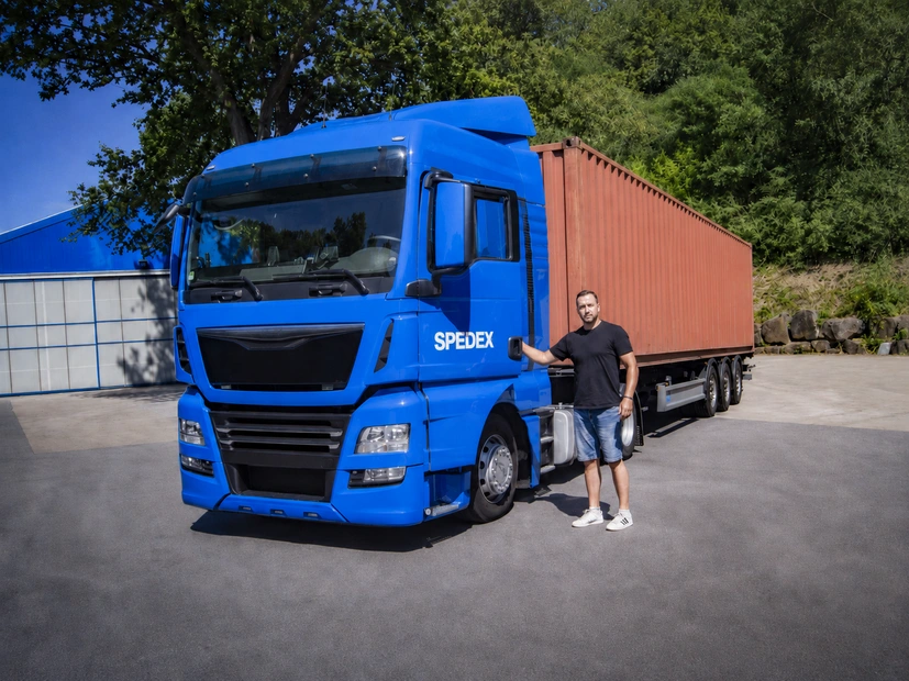 Ciężarówka z kontenerem – SPEDEX by Polbrok Ciężarówka z kontenerem – SPEDEX by Polbrok